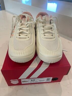 K Swiss tennis court shoe